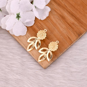 Pendientes de Botón Lisos de Latón Chapado en Oro de Alta Calidad, Pendientes Florales de Latón Chapado en Oro Hechos a Mano por Diseñadores, Fabricante de Joyería - Product Image 6