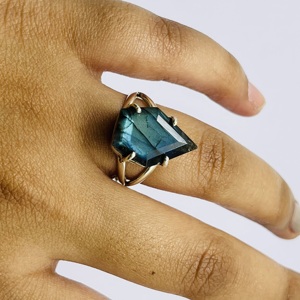 Bijoux de mariage en argent 925 faits à la main bague en forme de triangle avec sertissage de lunette de diamant taille ovale en labradorite naturelle - Product Image 3