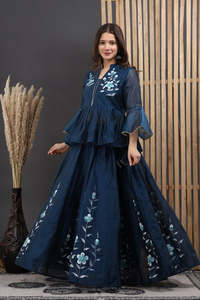 Ensemble Lehenga Kurti Dupatta indien en Chanderi peint à la main, Lehenga et Blouse peints à la main avec des détails peints à la main et des volants - Product Image 4