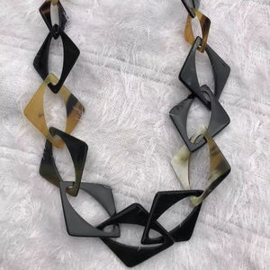 Collier de luxe en corne de buffle fait à la main, bijoux naturels et durables pour femmes, haute qualité - Product Image 1