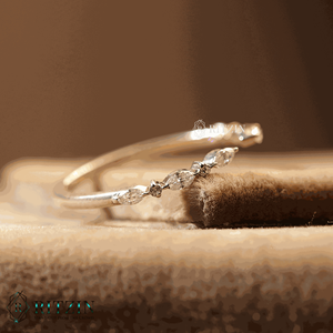 Alliance demi-éternité en moissanite de forme marquise et ronde pour femme - Product Image 5