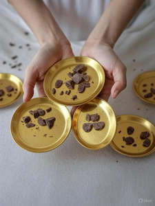 Bandeja DE SERVICIO DE METAL decorativa elaborada con delicadeza para elevar cada momento de servicio, desde chocolates de lujo hasta golosinas festivas - Product Image 5