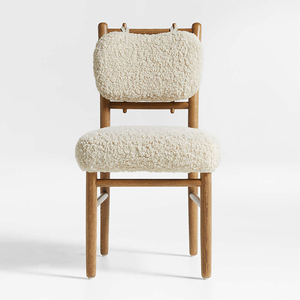 Pierre cozies jusqu'à la table à manger avec des sièges en faux shearling et le travail du bois d'inspiration vintage 0208194 - Product Image 1