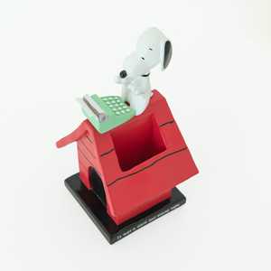 Soporte para bolígrafos 3D de Snoopy, personaje de Peanuts con máquina de escribir, de plástico y resina duraderos, diseño cuadrado - Product Image 3