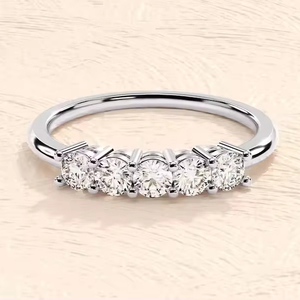 Anillo de compromiso de diamante simulado de cinco moissanitas de corte redondo, anillo personalizado, regalo de joyería para ella - Product Image 1