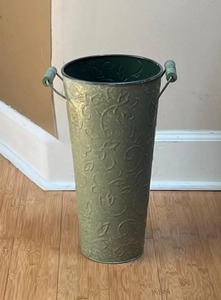 Vase en métal Offre Spéciale fabriqué à la main pour fleurs fraîches et séchées Pièce maîtresse élégante pour le salon disponible à un prix abordable - Product Image 3