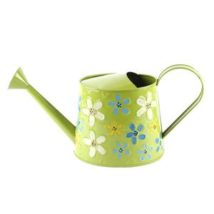 Regadera de metal de diseño floral con acabado verde y mango para plantas de jardinería convenientes y uso al aire libre - Product Image 1