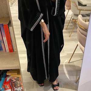 Abaya longue à manches longues en soie noire faite à la main, anti-rides, avec de belles broderies blanches, tenue de prière musulmane traditionnelle pour femmes adultes - Product Image 1