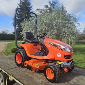 Tracteur tondeuse à gazon Kubota 4 temps à essence. - Product Image 1