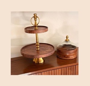 Support à gâteau décoratif en bois pour mariage et présentation de desserts festifs, créant une pièce maîtresse attrayante au charme rustique - Product Image 1