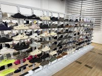 Chaussures en liquidation, styles variés, vente en gros à prix réduit, surplus de stock, pantoufles, sabots, chaussures décontractées, prêtes à être expédiées, 1 $/paire