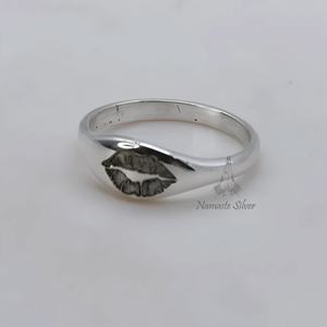 Anillo de Labios con Beso Susurrante, Hecho a Mano en Plata de Ley, Anillo de Promesa con Diseño de Beso Delicado, Idea de Regalo Romántico - Product Image 6