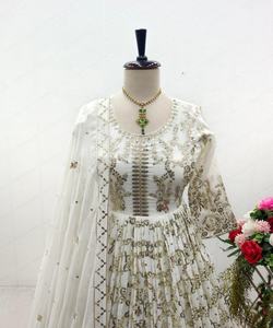 Kurti imprimé à motifs floraux pour les festivals, avec des motifs géométriques et des applications de miroirs pour un style tendance et amusant - Product Image 2