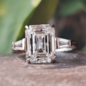 Anillo de promesa de oro sólido de 10kt Corte Esmeralda Moissanite Diamond Hold con punta Diseño personalizado de tres piedras - Product Image 1