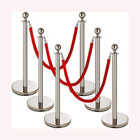 Barrière de file d'attente de luxe en acier inoxydable poli avec corde rouge élégante pour hôtels, banques et restaurants