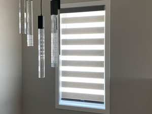 Guter Preis Dual Shade Zebra Jalousien Obere offene Verdunkelung rollos Eingebaute elektrische vertikale Stoff Essential Room Darken ing - Product Image 3