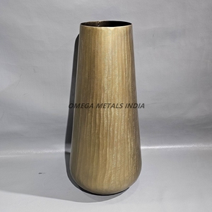 Jarrones metálicos plateados desgastados hechos a mano con estilo, diseño hexagonal elegante, madera para uso decorativo Interior de lujo - Product Image 5