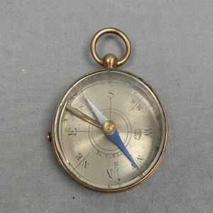 Boussole de poche élégante en laiton massif pour hommes avec couvercle ouvert et rose compas classique, sur bois au prix de gros - Product Image 3