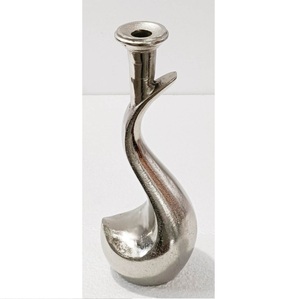 Un palo de cámara de plata de ley con forma circular con un candelabro central de borde elevado y mango de bucle - Product Image 6