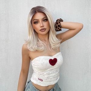 Perruque synthétique bouclée mi-longue blond clair Roxy-DWY avec dentelle transparente, raie libre et racines intégrées - Product Image 2