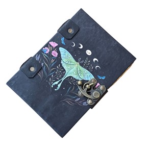 Journal à couverture rigide imprimé avec des poissons lumineux, fermeture en métal et pages rouillées, format compact - 7 pouces X 5 pouces - Product Image 1