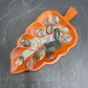 พลอยมอสอาเกตสีแดงธรรมชาติทรงคาโบชองขัดเงา ลายมอสสวยงาม รูปทรงหยดน้ำ ทรงกลม ทรงเหลี่ยม ทรงวงรี ขนาด 2–4 ซม. - Product Image 2