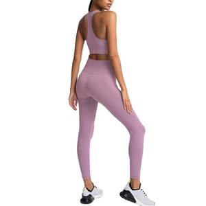 Ensemble de yoga pour femme en polyester et élasthanne respirant et à séchage rapide, avec débardeur extensible et leggings de compression, vêtements personnalisés OEM - Product Image 3