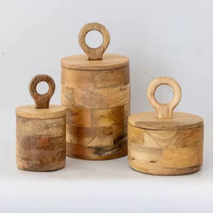 Boîte en bois de mangue fabriquée et tournée à la main - Product Image 1