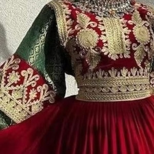 การนั่งที่สง่างามอย่างงดงามในชุด balochi สีแดงแบบดั้งเดิมที่มีการเย็บปักด้วยมือจีบกระโปรงและตัวหนา - Product Image 4