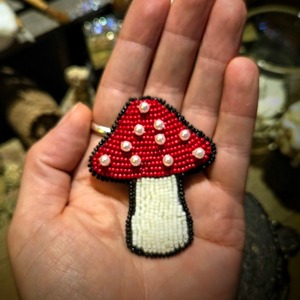 Élégance brodée pour porte-clés léger avec breloque cœur en velours richement décorée, bordures perlées et broderie dorée, pierre centrale - Product Image 1