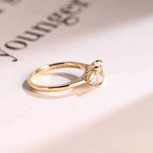 2.00กะรัตเบาะตัดในห้องปฏิบัติการเพชรที่ปลูกสามหินแหวนหมั้นของขวัญครบรอบเครื่องประดับที่ดีทอง14K สีเหลืองของเธอ - Product Image 5