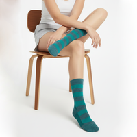 Chaussettes d'hiver chaudes en laine mérinos/nylon, épaisses, à motif, antidérapantes, respirantes, avec logo personnalisé sur le bord, pour femmes, OEM, usage quotidien