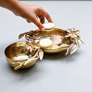 Bol à collation martelé doré à double section de luxe avec accent floral pour servir des fruits secs et des bonbons Bol à frites et à trempette Cadeau - Product Image 2