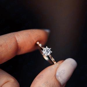 Anillo de aniversario de moissanita de 5 piedras de corte redondo para mujer 1,10 CTW, regalo de cumpleaños perfecto para tu amor - Product Image 3