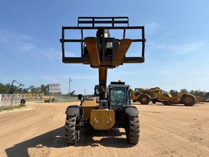 รถยกเทเลสโคปิค CAT TL943C พร้อมระบบเกียร์พาวเวอร์ชิฟท์สี่ระดับ และโครงสร้างที่แข็งแรงทนทาน - Product Image 2