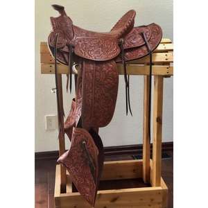 Silla de Montar Inglesa de Cuero 100% Genuino con Diseño Grabado, con Armazón de Madera, Sostenible, Transpirable, Suave, Cómoda, de la Mejor Calidad - Product Image 1