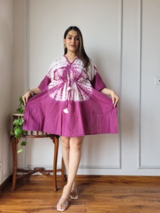 Caftán bohemio con tinte de corbata hecho a medida para festivales y vacaciones de verano para clientes boutique y revendedores de prendas - Product Image 4