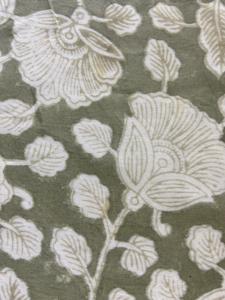 Tissu en coton imprimé à la main vert olive, motif floral blanc élégant - Product Image 2