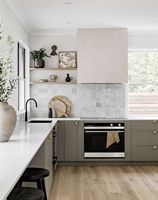 Ensemble de meubles de cuisine modernes et écologiques en panneaux de mélamine modulaires pour villa, avec plan de travail en marbre, crédence à charnières, évier et glissières de tiroirs