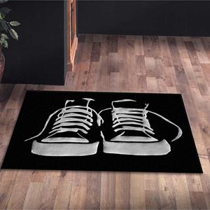 Tapis graphique noir et blanc motif baskets : Décoration moderne pour chambre de jeune, Tapis en chenille - Product Image 2