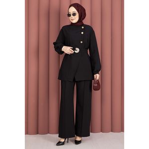 Conjunto de Traje de Dos Piezas para Mujer de Diseñador con Botones Dorados y Cinturón Color Negro - Product Image 1