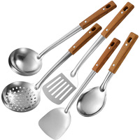Service OEM Ensemble de cuillères à soupe en acier inoxydable anti-brûlure Pelle épaissie Manche en grain de bois Outils de cuisine ménagers en silicone