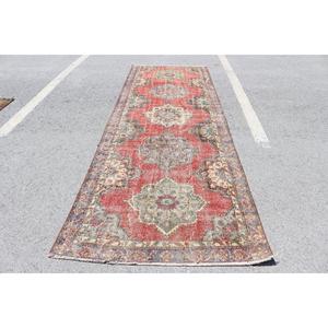 Alfombra Turca Vintage de Lana 4.3x12.3 pies (132x375 cm), con Diseño de Plantas y Árboles Rojos - Product Image 1