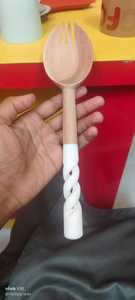 Cucharas para servir ensaladas de madera con asas talladas a mano de resina ideales para tiendas de decoración del hogar para reventa - Product Image 2