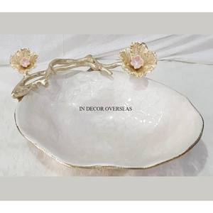 Bol en métal de qualité supérieure de concepteur de texture unique de couleur blanche avec des accessoires de service et de décoration de concepteur de fleurs plaquées or - Product Image 1