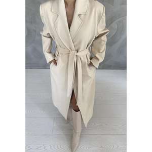 Abrigo Midi Tejido Beige al por Mayor con Diseño Cinturado y Característica Cortavientos - Product Image 2