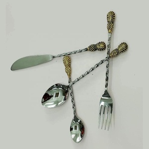 Ensemble de couverts en argent plaqué argent de conception premium du Portugal avec un design torsadé argenté et une poignée en forme d'ananas doré - Product Image 1