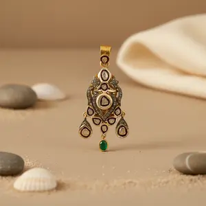 Collier pendentif en émeraude plaqué or vintage - Bijou fin, cadeau - Product Image 2