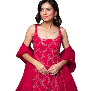 Salwar Kameez de fête/festif/de cérémonie, en tissu doux en faux georgette, à col rond, sans manches, avec motif brodé, design tendance - Product Image 1