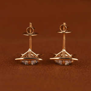 Lujosos pendientes de tornillos traseros chapados en oro de 14 quilates con diamantes de laboratorio de corte redondo La pieza de declaración perfecta para noches elegantes - Product Image 4